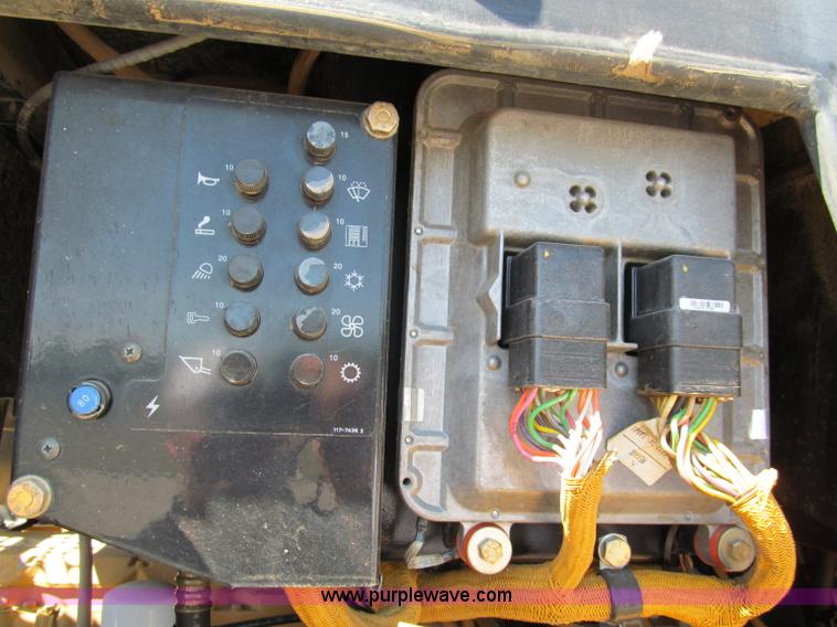 image for item C2422 2002 Caterpillar 953C track loader