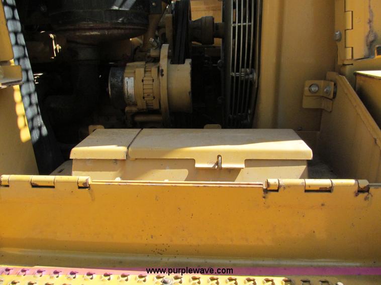 image for item C2422 2002 Caterpillar 953C track loader