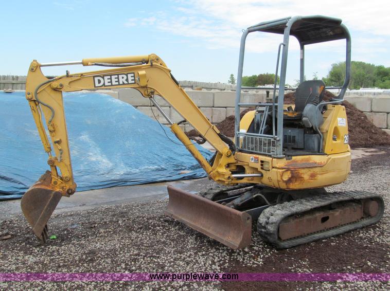 image for item C2461 2001 John Deere 27 ZTS compact excavator