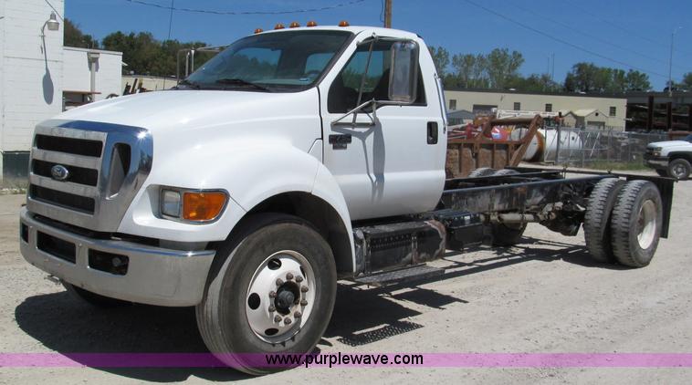 image for item C2495 2008 Ford F750 XLT Super Duty truck cab and chassis