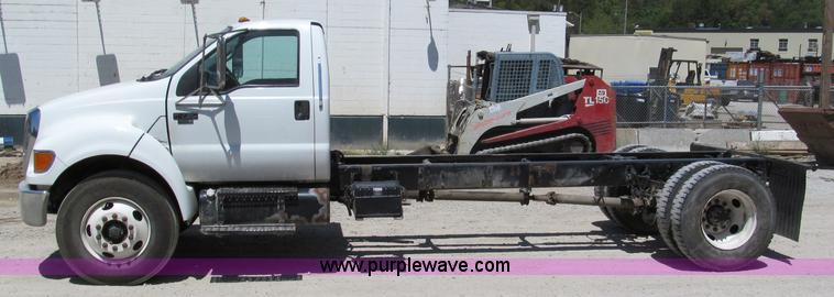 image for item C2495 2008 Ford F750 XLT Super Duty truck cab and chassis