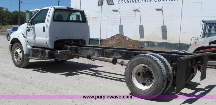 image for item C2495 2008 Ford F750 XLT Super Duty truck cab and chassis