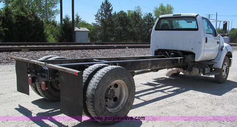 image for item C2495 2008 Ford F750 XLT Super Duty truck cab and chassis