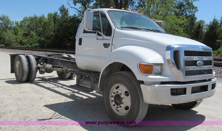 image for item C2495 2008 Ford F750 XLT Super Duty truck cab and chassis