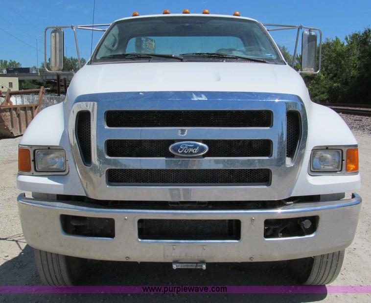 image for item C2495 2008 Ford F750 XLT Super Duty truck cab and chassis