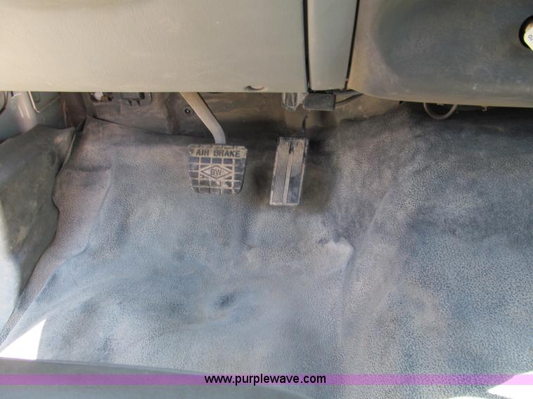 image for item C2495 2008 Ford F750 XLT Super Duty truck cab and chassis