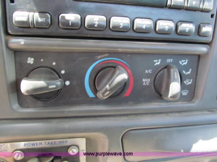 image for item C2495 2008 Ford F750 XLT Super Duty truck cab and chassis