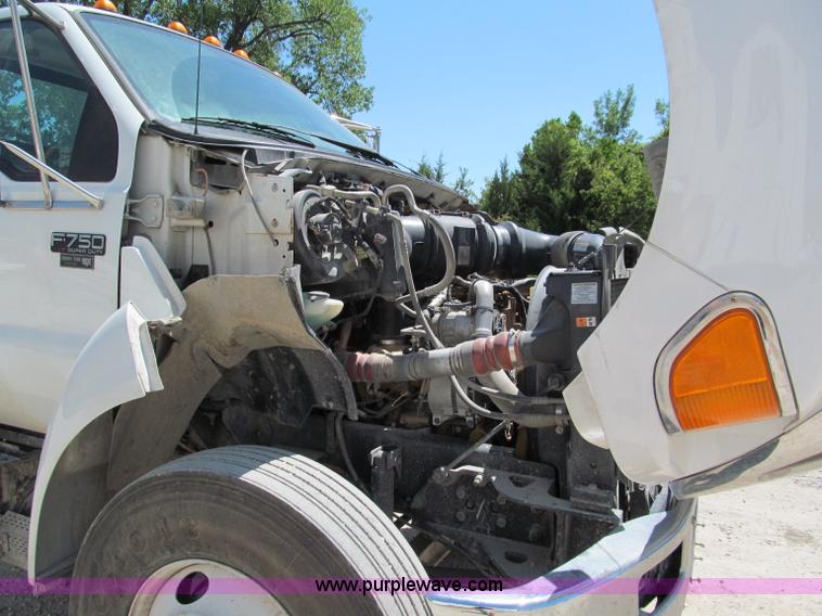image for item C2495 2008 Ford F750 XLT Super Duty truck cab and chassis