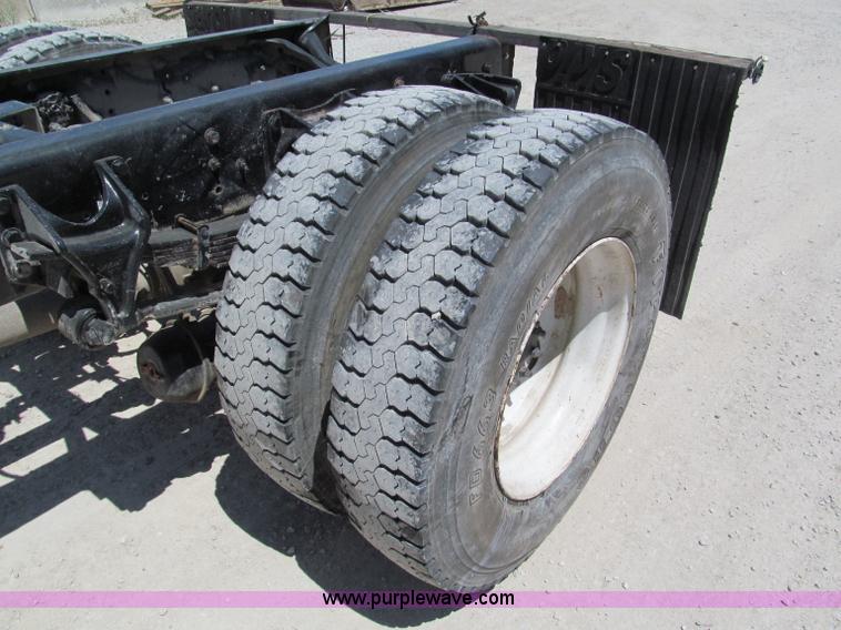 image for item C2495 2008 Ford F750 XLT Super Duty truck cab and chassis