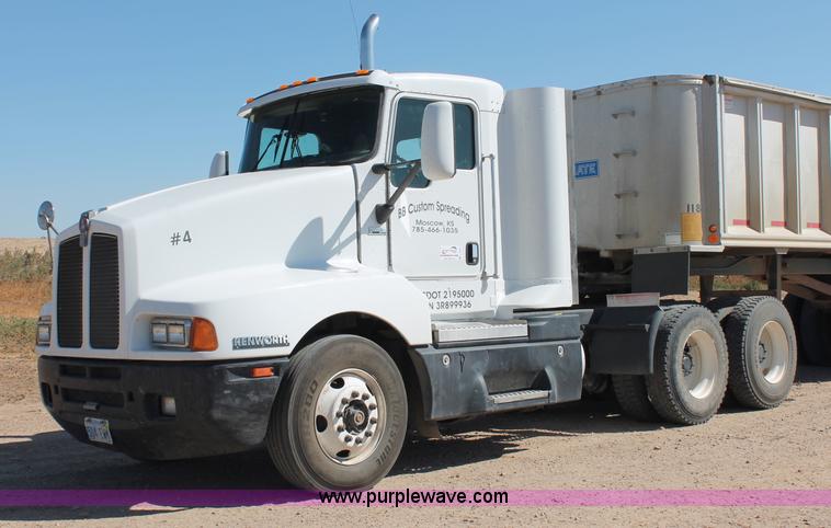 image for item C2727 2003 Kenworth T600 semi truck