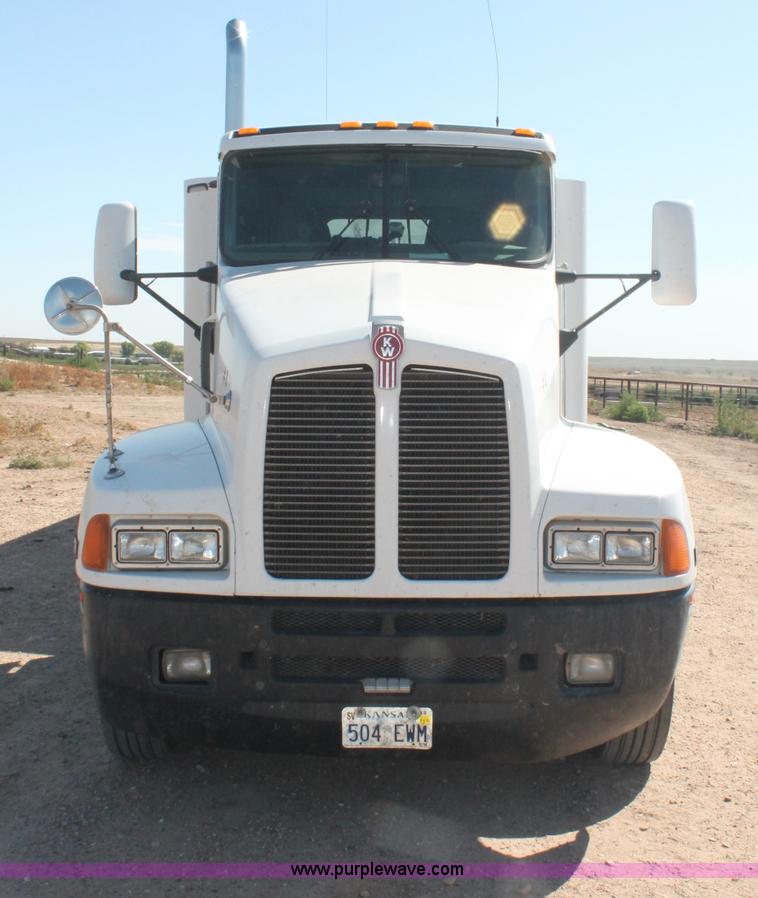 image for item C2727 2003 Kenworth T600 semi truck