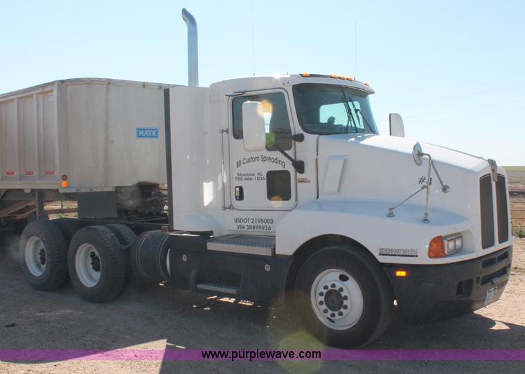 image for item C2727 2003 Kenworth T600 semi truck
