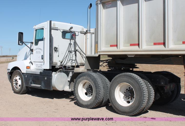 image for item C2727 2003 Kenworth T600 semi truck