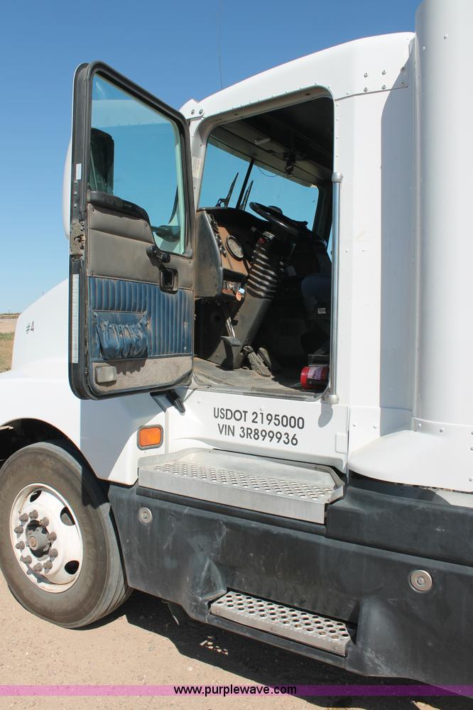 image for item C2727 2003 Kenworth T600 semi truck