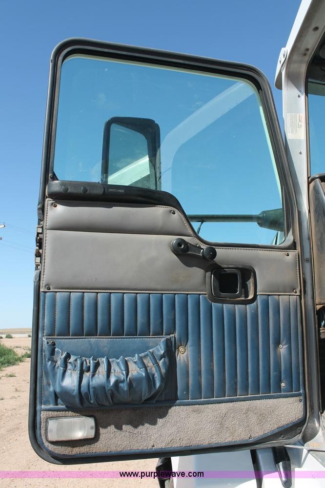 image for item C2727 2003 Kenworth T600 semi truck