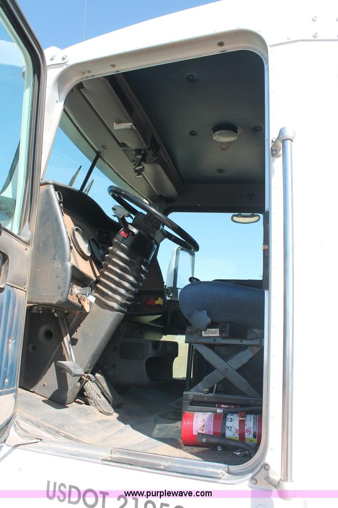 image for item C2727 2003 Kenworth T600 semi truck