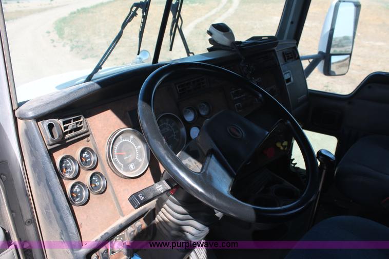 image for item C2727 2003 Kenworth T600 semi truck