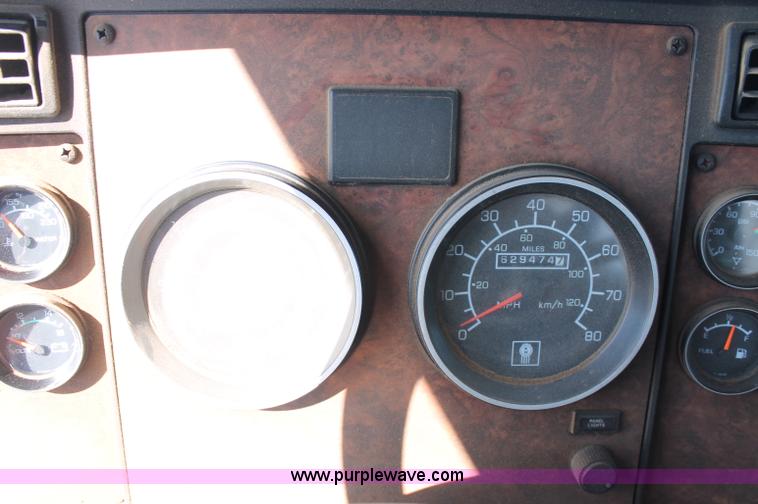 image for item C2727 2003 Kenworth T600 semi truck