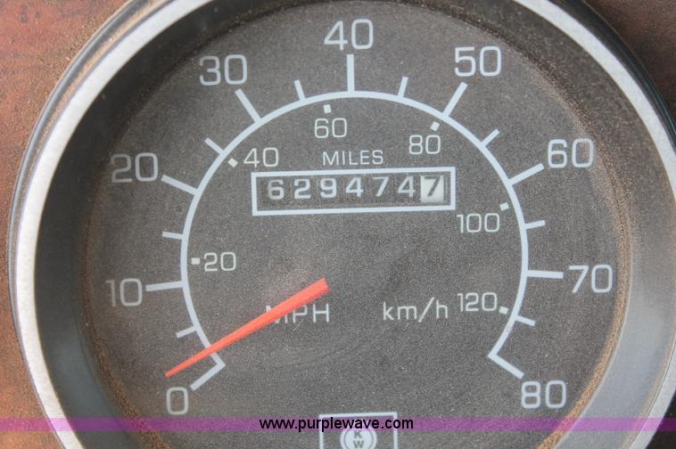 image for item C2727 2003 Kenworth T600 semi truck