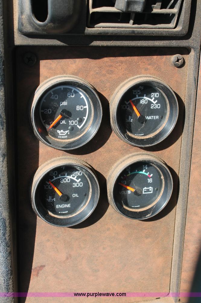 image for item C2727 2003 Kenworth T600 semi truck