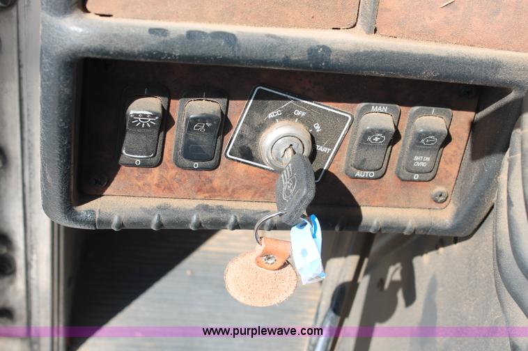 image for item C2727 2003 Kenworth T600 semi truck