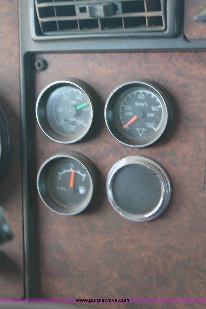 image for item C2727 2003 Kenworth T600 semi truck