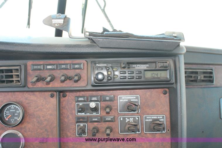 image for item C2727 2003 Kenworth T600 semi truck