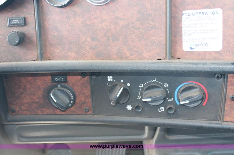 image for item C2727 2003 Kenworth T600 semi truck