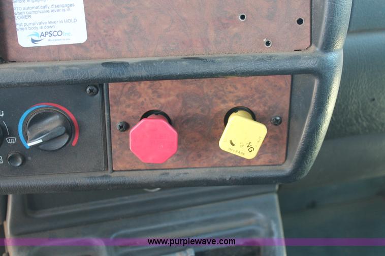 image for item C2727 2003 Kenworth T600 semi truck