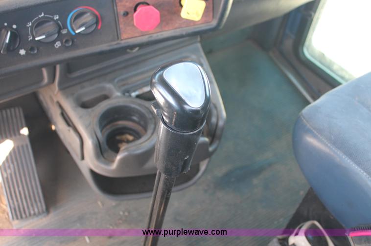 image for item C2727 2003 Kenworth T600 semi truck