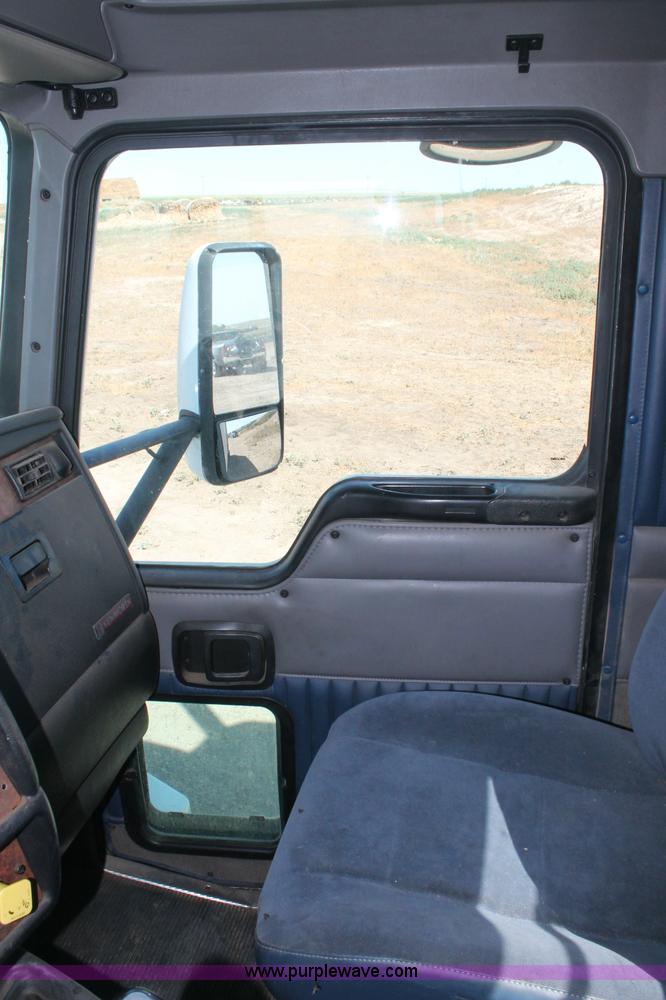 image for item C2727 2003 Kenworth T600 semi truck