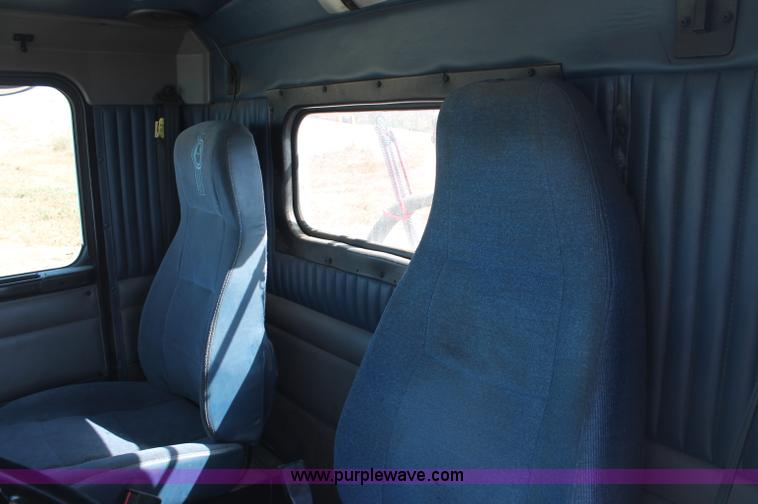 image for item C2727 2003 Kenworth T600 semi truck