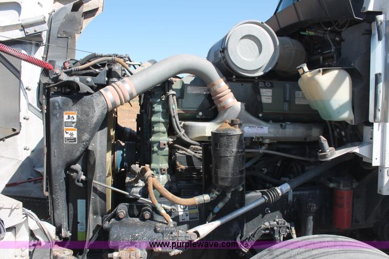 image for item C2727 2003 Kenworth T600 semi truck