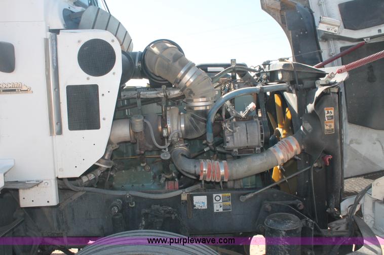 image for item C2727 2003 Kenworth T600 semi truck