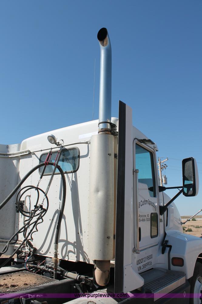 image for item C2727 2003 Kenworth T600 semi truck