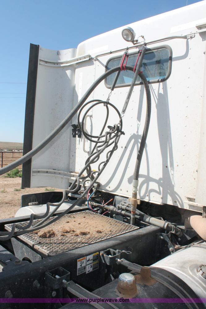 image for item C2727 2003 Kenworth T600 semi truck