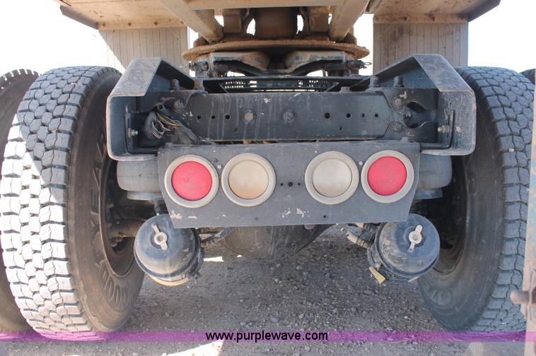 image for item C2727 2003 Kenworth T600 semi truck