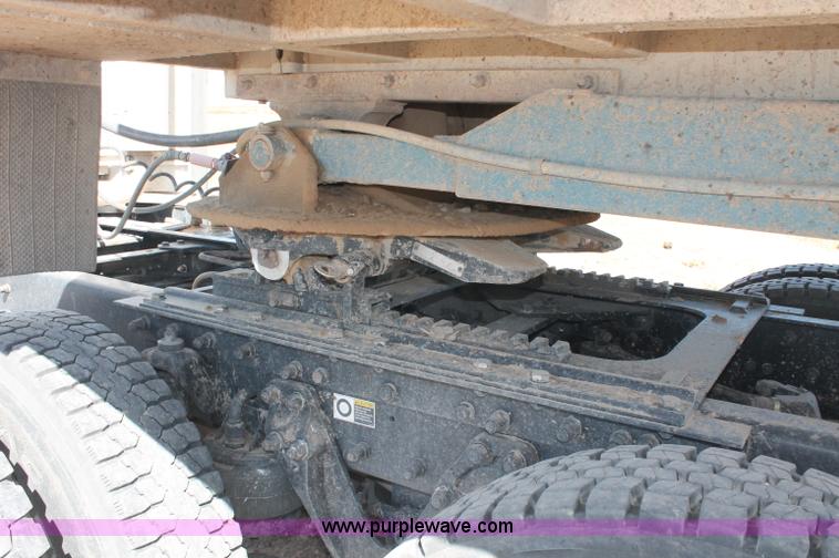 image for item C2727 2003 Kenworth T600 semi truck