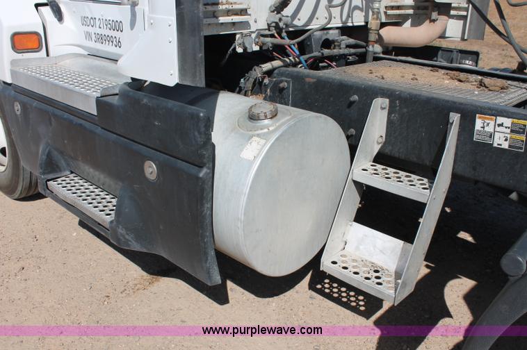 image for item C2727 2003 Kenworth T600 semi truck