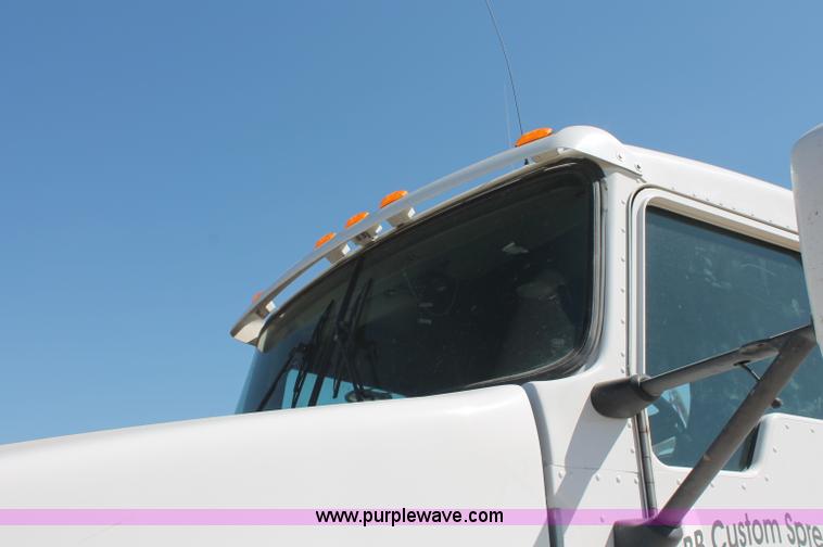 image for item C2727 2003 Kenworth T600 semi truck