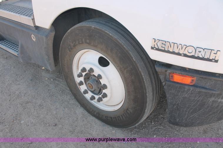 image for item C2727 2003 Kenworth T600 semi truck