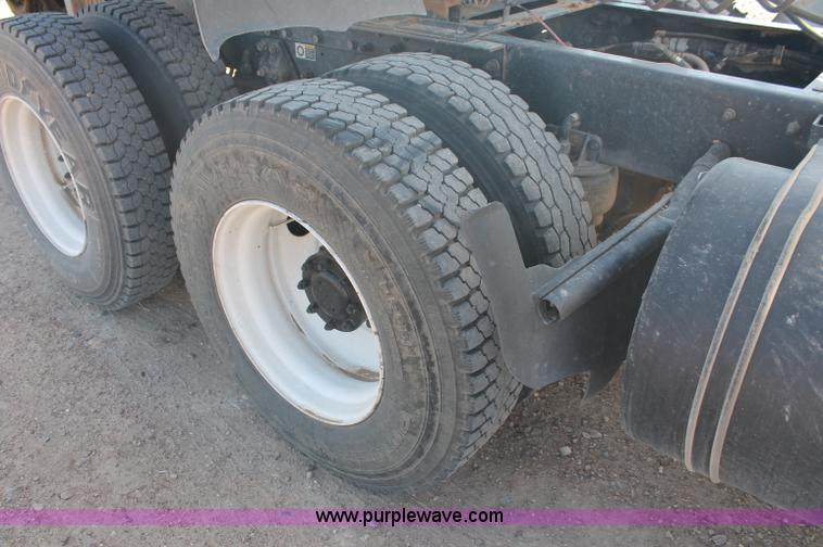 image for item C2727 2003 Kenworth T600 semi truck