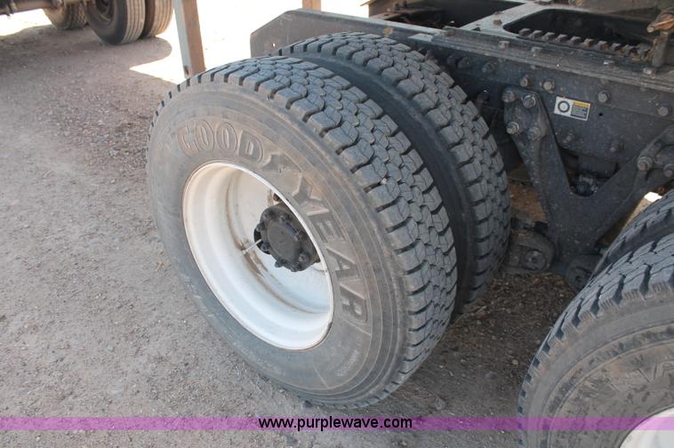 image for item C2727 2003 Kenworth T600 semi truck