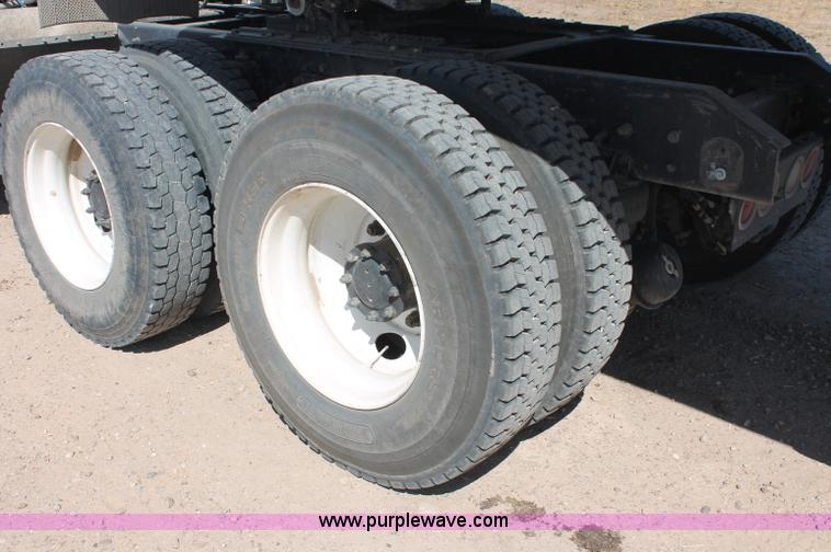 image for item C2727 2003 Kenworth T600 semi truck