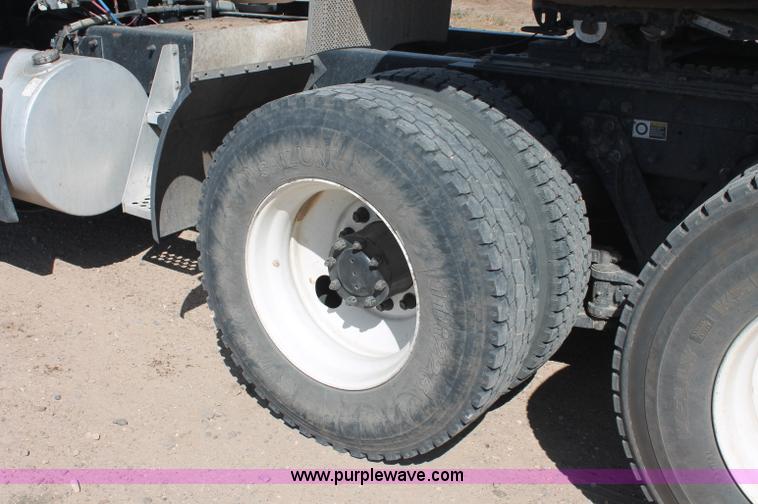 image for item C2727 2003 Kenworth T600 semi truck