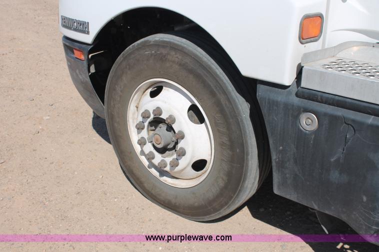 image for item C2727 2003 Kenworth T600 semi truck