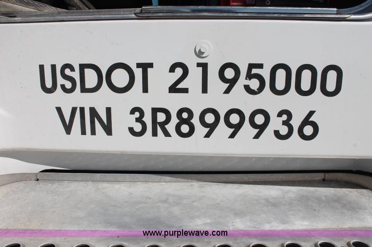 image for item C2727 2003 Kenworth T600 semi truck