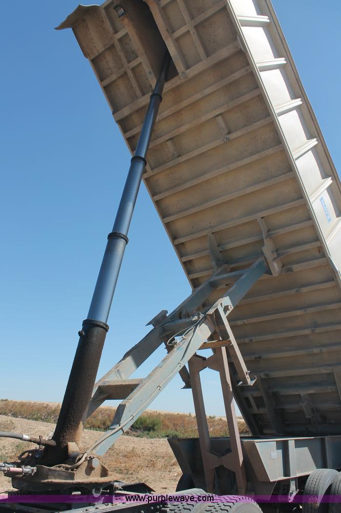 image for item C2728 1992 Mate 26' end dump trailer