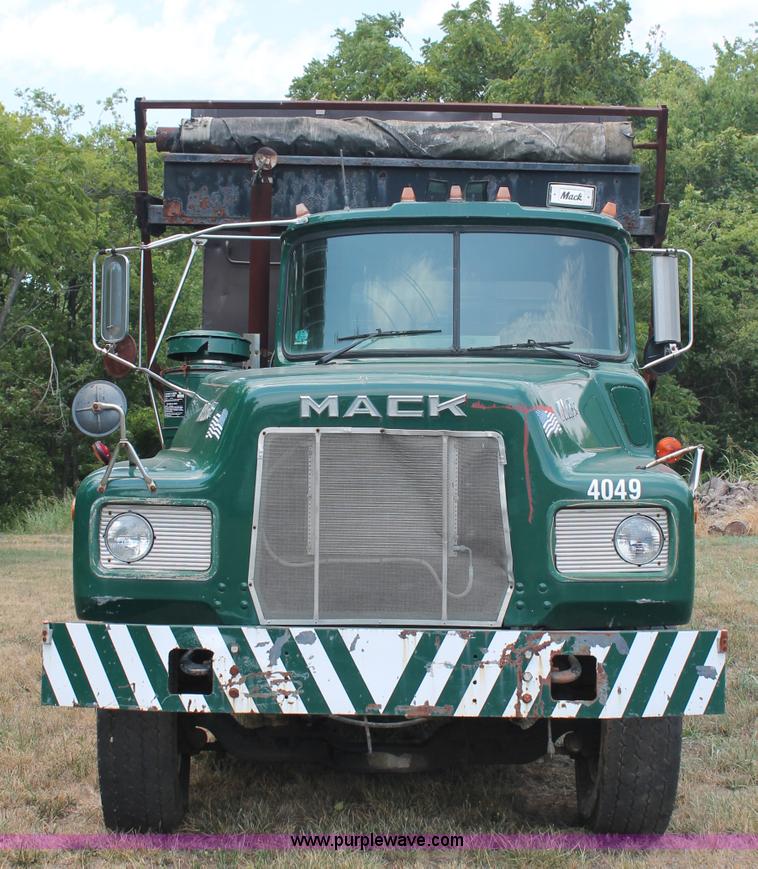 image for item C2737 1985 Mack DM685S roll off truck