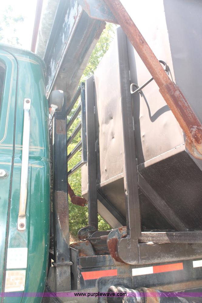 image for item C2737 1985 Mack DM685S roll off truck